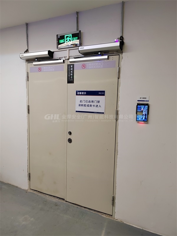電動(dòng)閉門(mén)器聯(lián)動(dòng)門(mén)禁人臉識(shí)別