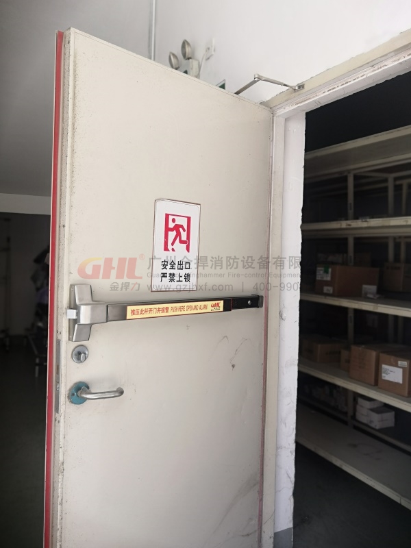 逃生門鎖特寫，可以看到寬體設計的大頭蓋，和不銹鋼實心鎖舌