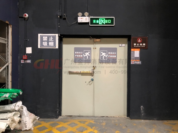 逃生門鎖依然光澤如新，標(biāo)識(shí)鮮亮醒目