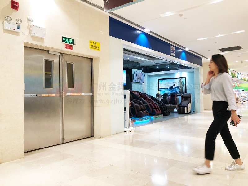 裝有逃生門鎖的地方，即是逃出生天的方向