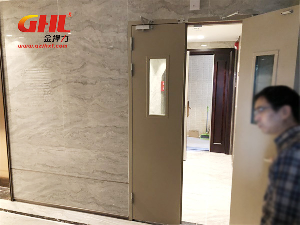 楊業(yè)主為女兒咨詢電動(dòng)閉門器