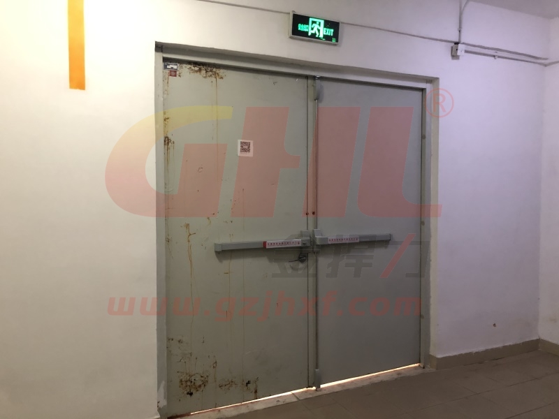 嶄新的逃生門鎖跟銹跡斑斑的防火門對比