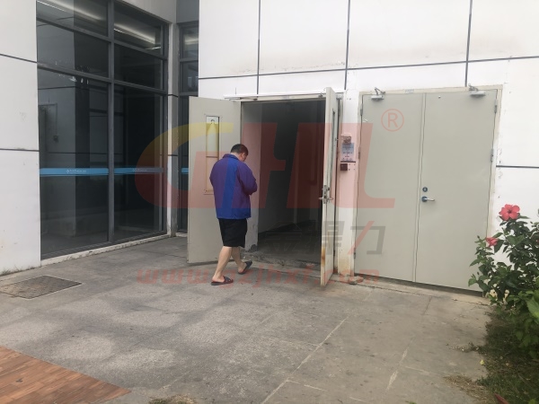 防火門安裝電磁門吸方便人員通行，同時保證消防安全