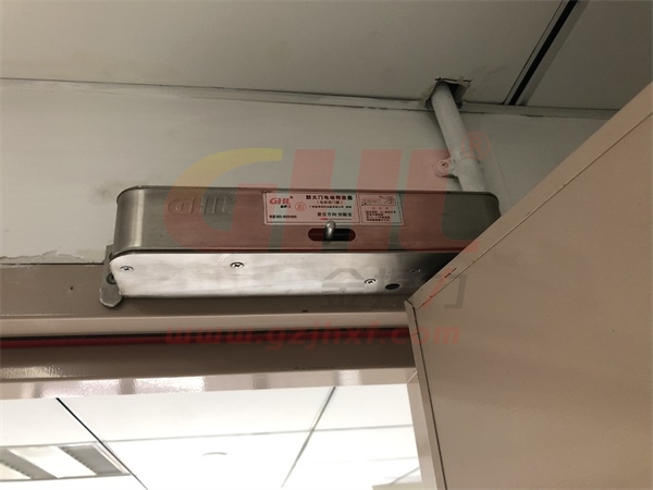 采用全不銹鋼金屬結(jié)構(gòu)的金捍力電動(dòng)閉門(mén)器