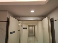 金捍力電動閉門器大膽的項施工方，提出了新穎的安裝方式