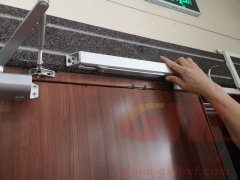 金捍力“電動(dòng)閉門(mén)器”“吊裝”再次派上用法