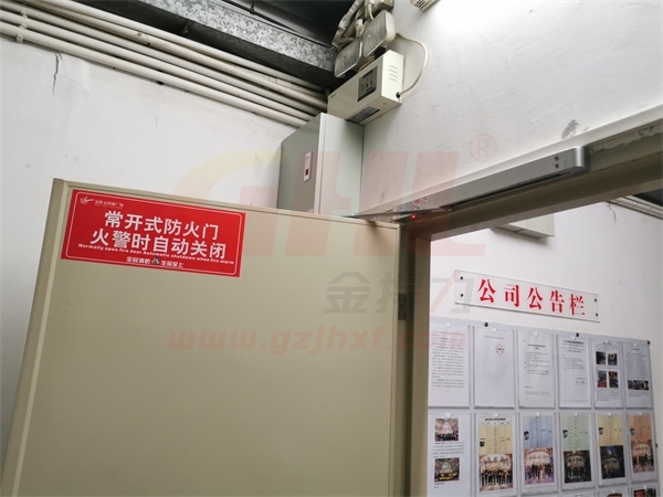 常開式防火門由電動閉門器控制，火災火警自動關閉。