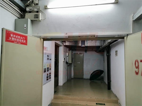 由電動閉門器控制的常開式防火門