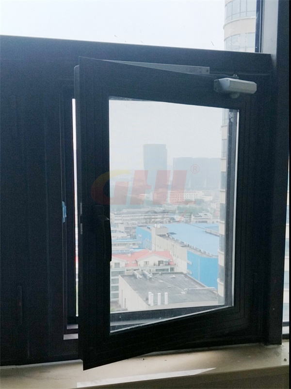 閉窗器平時(shí)可保持防火窗開啟