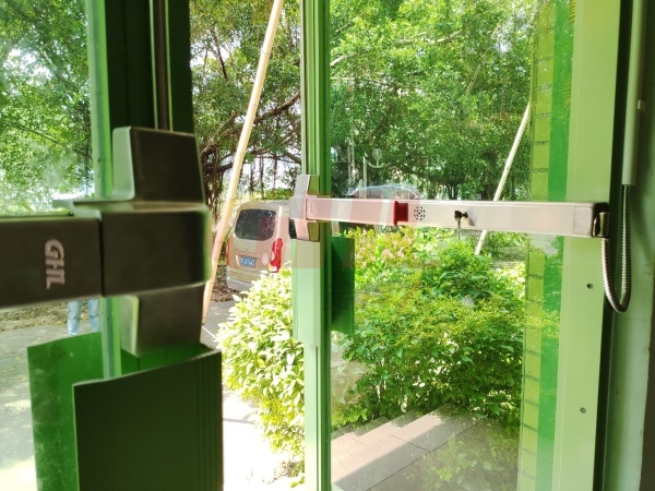 圖書(shū)館通道門(mén)安裝金捍力報(bào)警推桿鎖