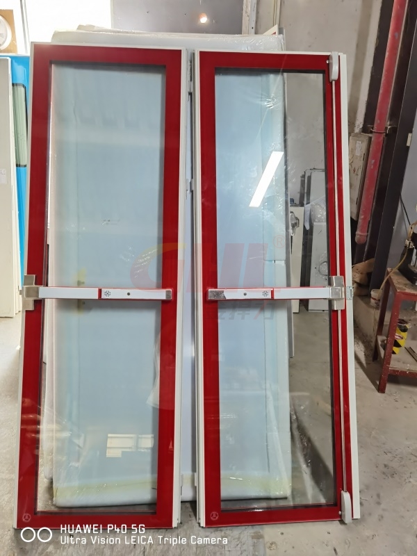 潔凈門(mén)廠家正在安裝金捍力推桿鎖