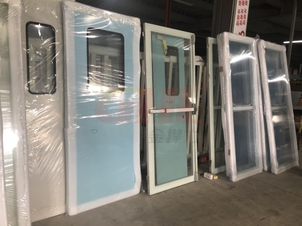 安裝好推桿鎖的潔凈門(mén)