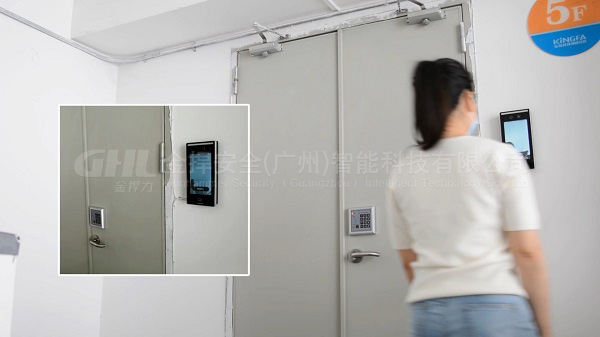 電動(dòng)逃生門鎖室外經(jīng)人臉解鎖進(jìn)入