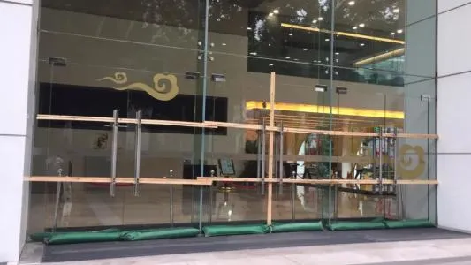 臺風天，門被吹走了怎么辦？