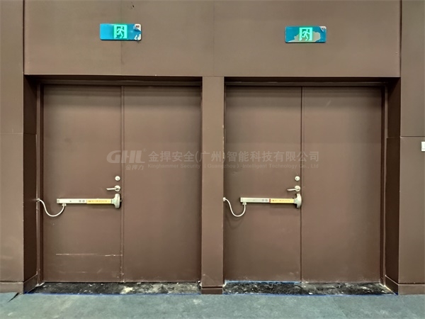 疏散門安裝的電動推桿鎖