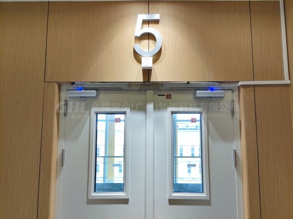 控制器控制電動閉門器釋放關(guān)門